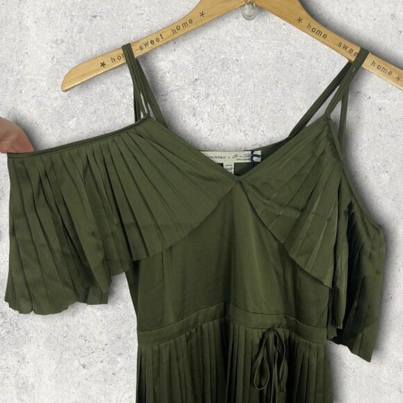 NWT Olivia Palermo Pleated Off Shoulder Satin Maxi Dress Green Size 00 Petite - Picture 4 of 12